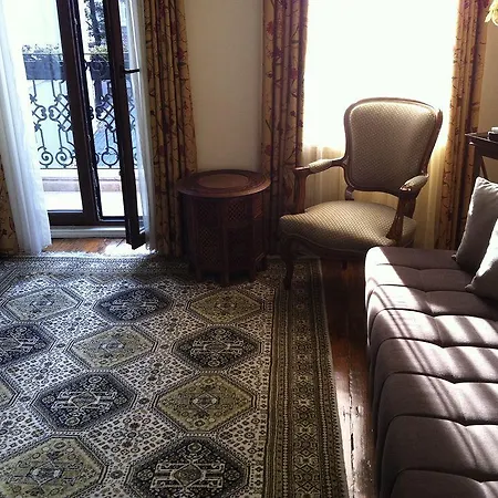 Apartahotel Dila Suits 1 3*